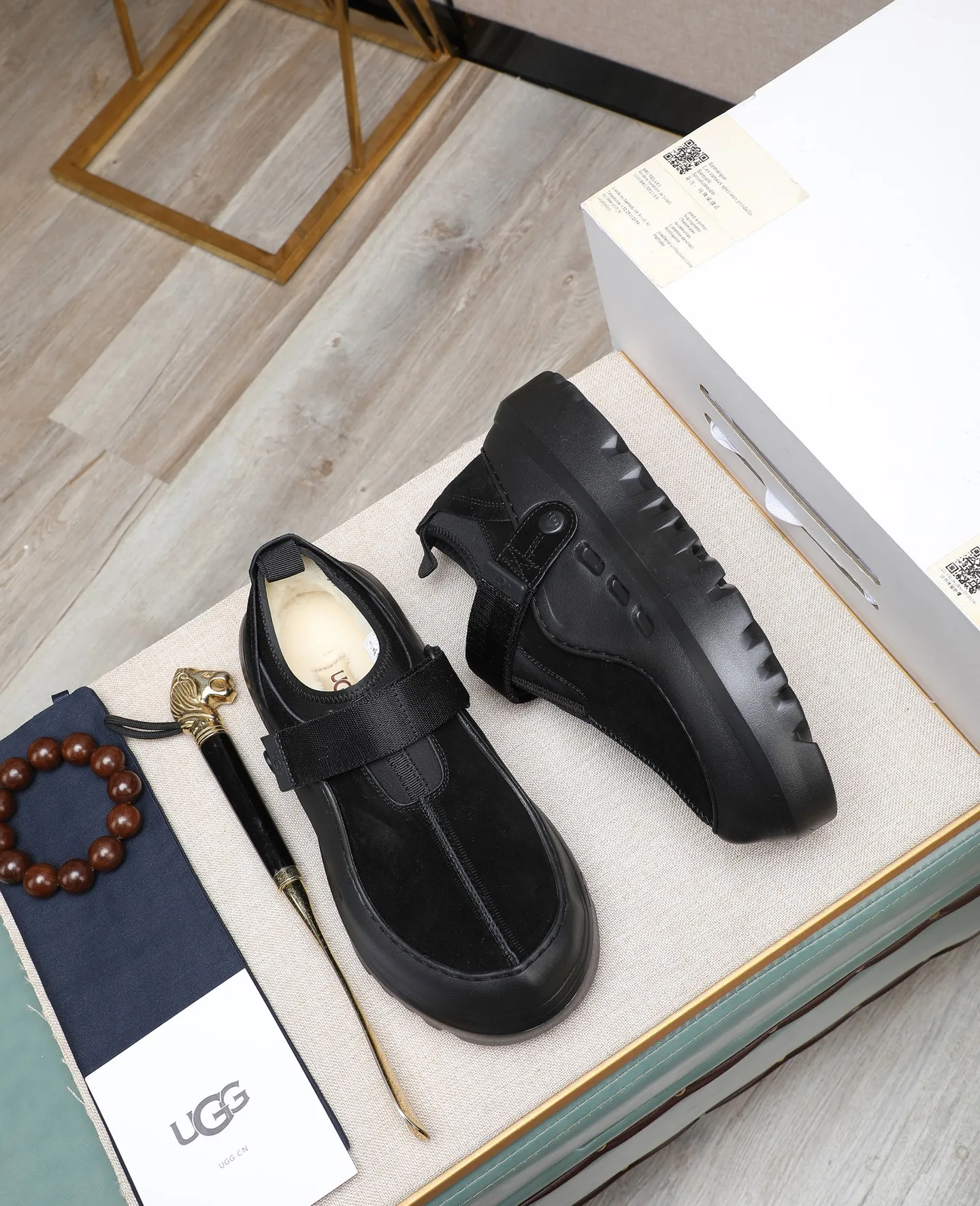 Men's men's shoes 💰580 (full genuine wool lining, 10% off for fake ones) Please note the quality of the original order and compare the thickness of the wool 🏮🏮 Popular UGG from Australia's warm luxury brand men's shoes, the official website is synchronized, Beckham men's style..., made of imported top-layer waxed cowhide, waxed toe cap, Australian real wool velvet lining Carefully sewn...Imported rubber Martin boots outsole (comfortable, soft, wear-resistant) The quality is really great...Exquisite workmanship, you won't be able to put it down at first sight, size 39-44 (customized in 45)